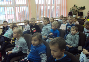 Dzieci z grupy "Kreciki" w bibliotece